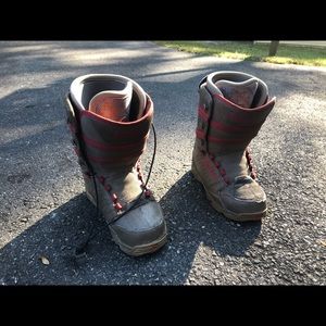 32 snowboarding boots